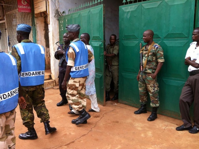Un musulman échappe de justesse au lynchage, sauvé par des gendarmes. Crédit photo : Diaspora Media Un musulman échappe de justesse au lynchage, sauvé par des gendarmes. Crédit photo : Diaspora Media