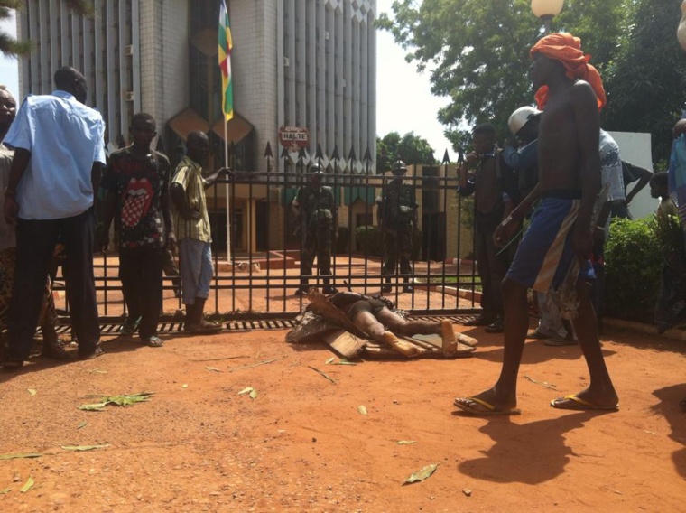 Le cadavre d'un homme devant les portes de la Primature à Bangui. Crédit photo : Diaspora Media