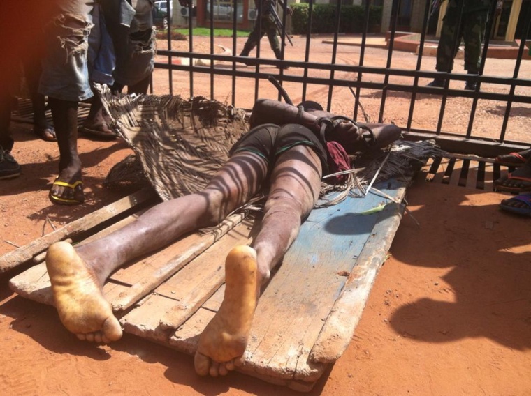 Le cadavre d'un homme devant les portes de la Primature à Bangui. Crédit photo : Diaspora Media Le cadavre d'un homme devant les portes de la Primature à Bangui. Crédit photo : Diaspora Media
