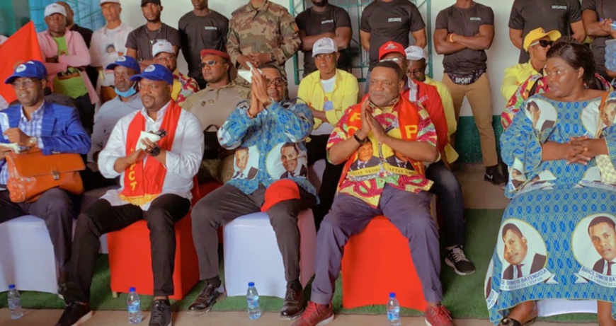 Une vue des officiels au meeting Une vue des officiels au meeting