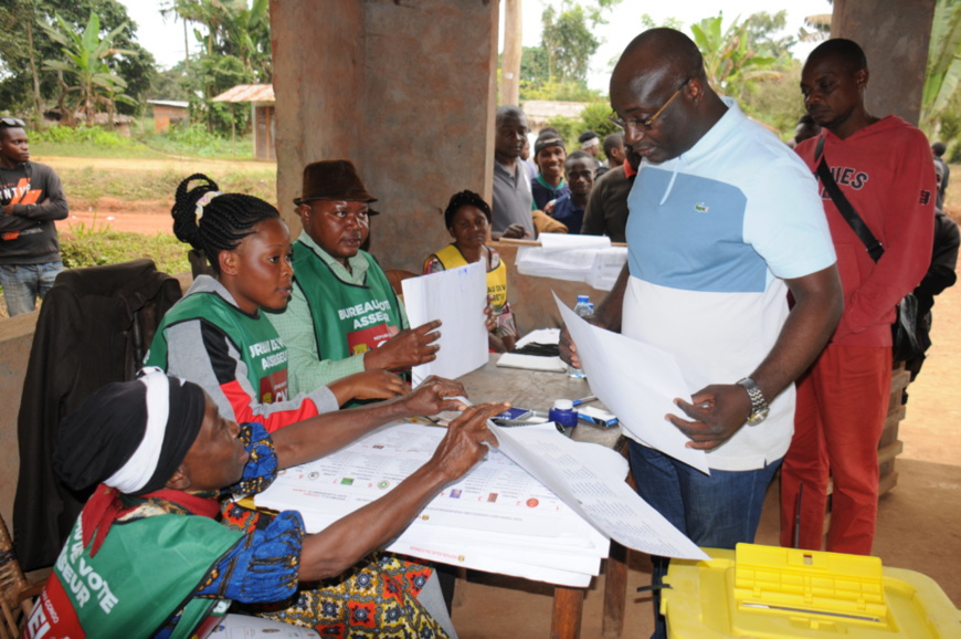 Le candidat Arcene Niamba accomplissant son devoir civique Le candidat Arcene Niamba accomplissant son devoir civique