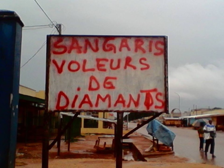 Une pancarte hostile à la force française Sangaris à Bangui. Une pancarte hostile à la force française Sangaris à Bangui.