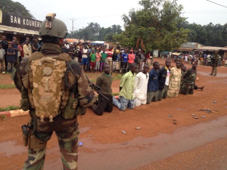 Désarmement de musulmans à Bangui dès le début de l'opération Sangaris. Crédit photo :Sources Désarmement de musulmans à Bangui dès le début de l'opération Sangaris. Crédit photo :Sources