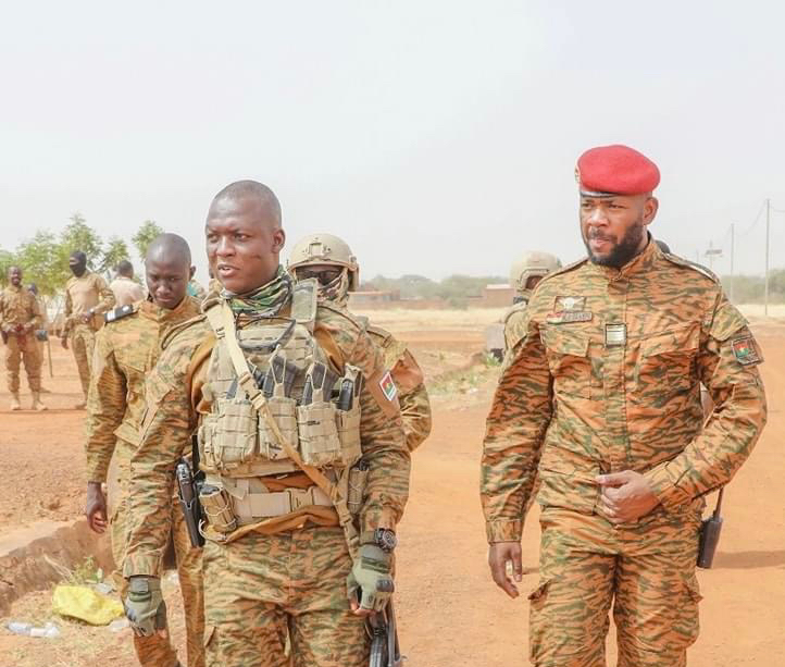 Burkina Faso : le président de la transition au front pour encourager les soldats