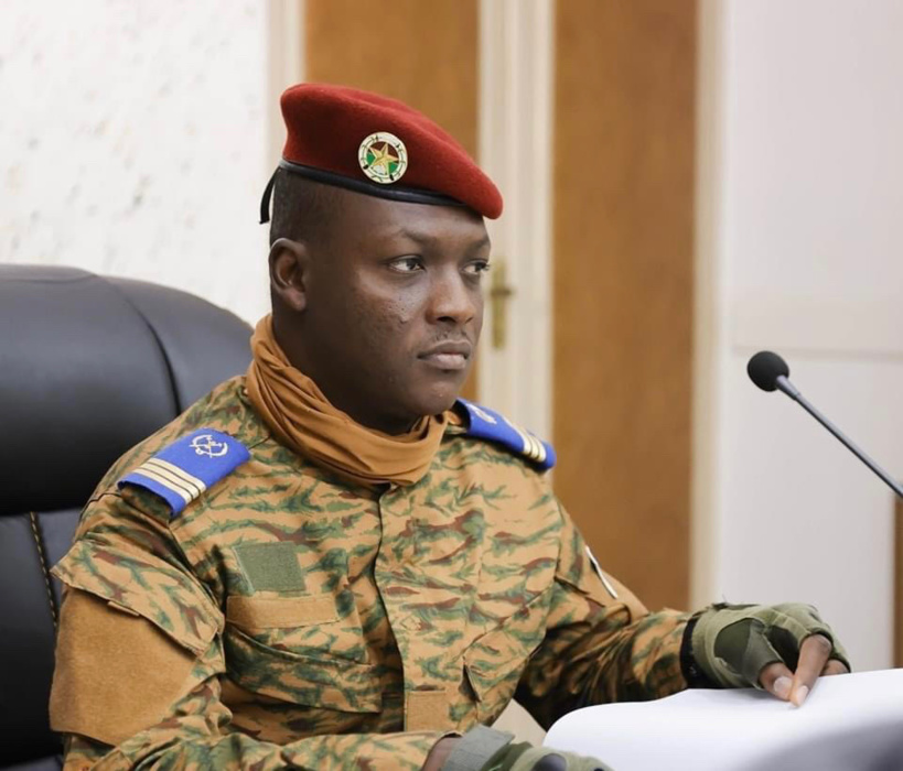 Burkina Faso : le président de la transition décide de garder son salaire de capitaine Burkina Faso : le président de la transition décide de garder son salaire de capitaine