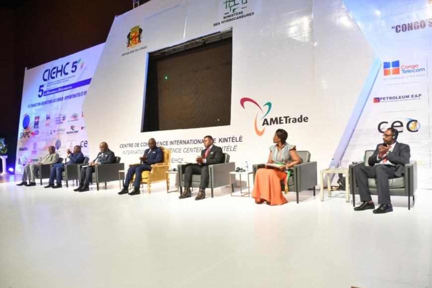 Le 1er ministre congolais, Collinet Makosso, patronnant les travaux de la CIEHC5 Le 1er ministre congolais, Collinet Makosso, patronnant les travaux de la CIEHC5