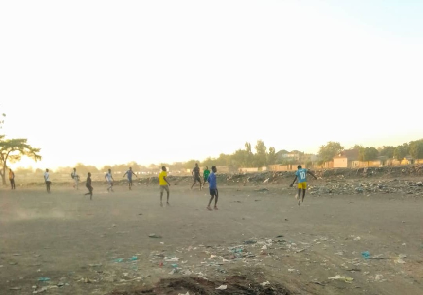Des enfants jouent au football dans la rue à N'Djamena. © Martin Higdé Ndouba/Alwihda Info Des enfants jouent au football dans la rue à N'Djamena. © Martin Higdé Ndouba/Alwihda Info