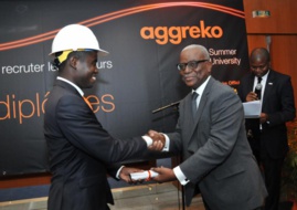 Joey Briam Mouton de RDC reçoit son diplôme du Directeur des Opérations de CI-Energies, Tanoe Bile