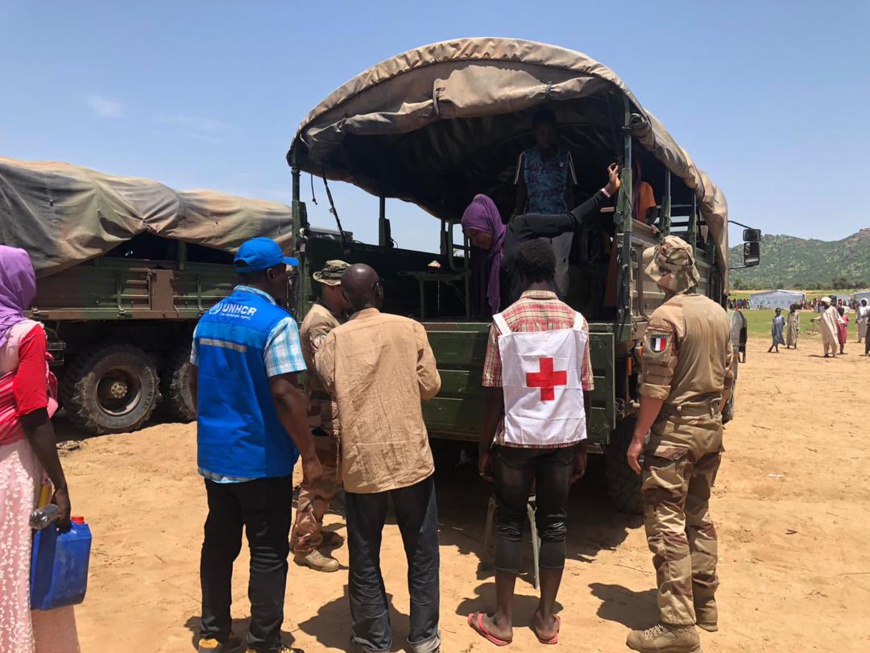 Tchad : l'UNHCR et les Forces françaises unissent leurs efforts pour la relocalisation des réfugiés soudanais Tchad : l'UNHCR et les Forces françaises unissent leurs efforts pour la relocalisation des réfugiés soudanais