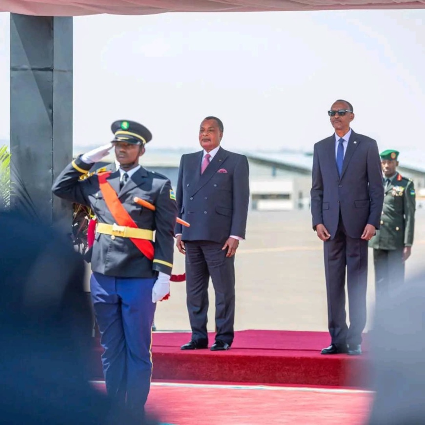 Denis Sassou N'Guesso et Paul Kagamé, à l'aéroport de Kigali. Denis Sassou N'Guesso et Paul Kagamé, à l'aéroport de Kigali.