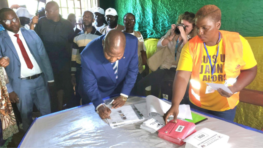 Le président Touadera vote dans un bureau à Bangui. © Renaissance