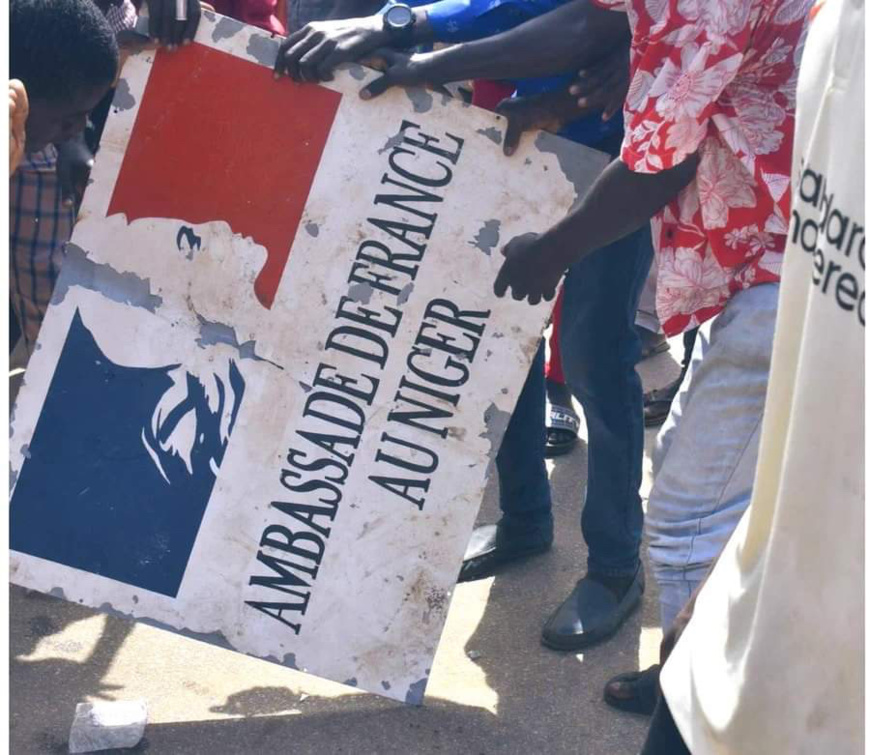La plaque de l'ambassade de France à Niamey arrachée par des manifestants. © DR