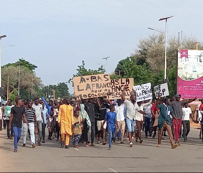 Des manifestants à Niamey, en soutien à la junte. Illustration © DR