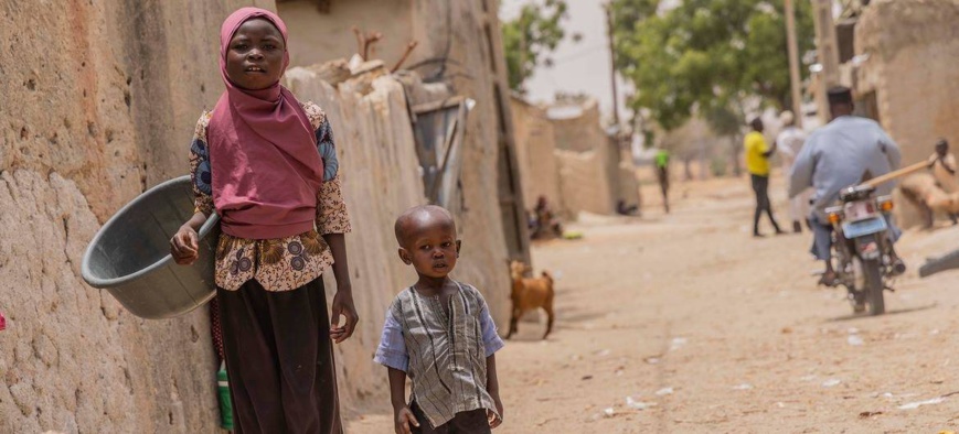 Une jeune fille et son cousin dans les rues d'un village du sud du Niger. © UNICEF/Islamane Abdou Une jeune fille et son cousin dans les rues d'un village du sud du Niger. © UNICEF/Islamane Abdou