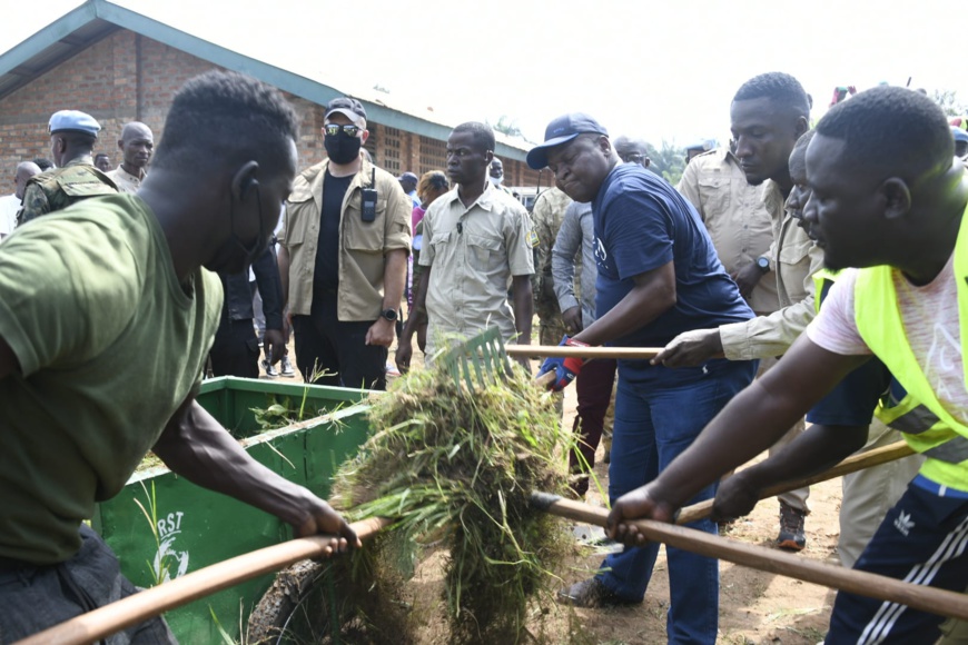 Centrafrique : le président Touadera participe au nettoyage d’une école à Bangui
