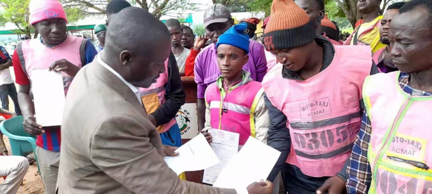 Cameroun : Plus de 100 moto taximen reçoivent gratuitement leurs actes de naissance