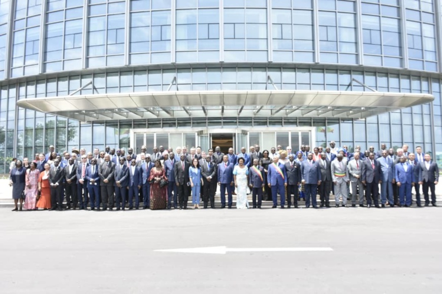 Le couple présidentiel (au centre) et les autres invités devant les 2 tours jumelles