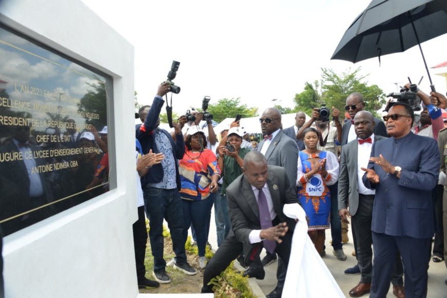 Sassou N'Guesso appréciant la plaque inaugurale du lycée d'Oyo