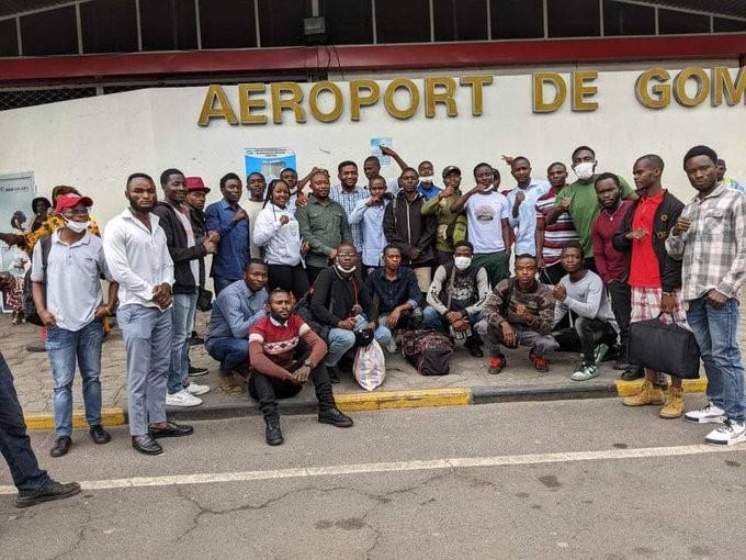 Une soixantaine d'étudiants volontaires patriotes quitte Goma pour une formation militaire. Images : Justin Kabumba et Serge Sindani