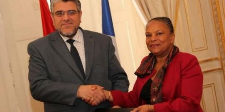 Valls au Maroc : les dirigeants algériens mobilisent en France Valls au Maroc : les dirigeants algériens mobilisent en France