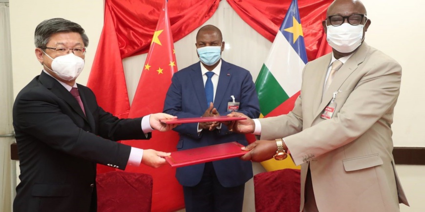 L’ambassadeur chinois en RCA, Chen Donc et le Président Touadéra. Image d'illustration L’ambassadeur chinois en RCA, Chen Donc et le Président Touadéra. Image d'illustration