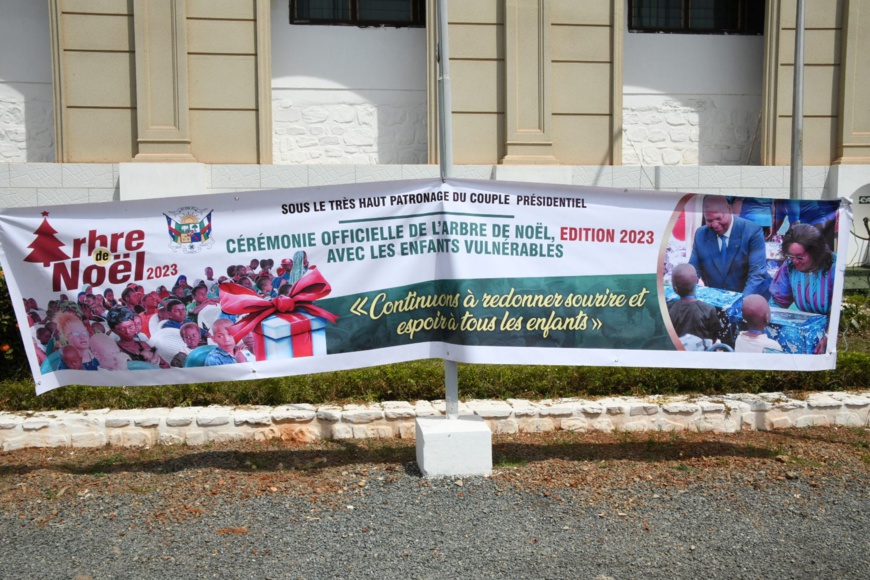 RCA : 1 000 enfants reçoivent des cadeaux au Palais de la Renaissance RCA : 1 000 enfants reçoivent des cadeaux au Palais de la Renaissance