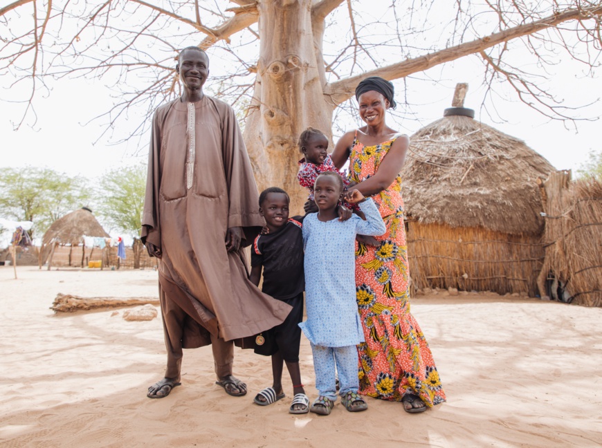 Afrique : Après l'opération réussie de ses jambes, un garçon de six ans peut retourner à l'école avec son frère jumeau Afrique : Après l'opération réussie de ses jambes, un garçon de six ans peut retourner à l'école avec son frère jumeau