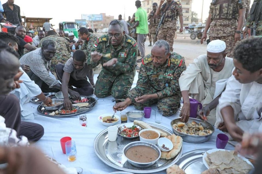 Soudan : en visite à Omdurman, le général Al-Burhan partage l'Iftar avec des citoyens Soudan : en visite à Omdurman, le général Al-Burhan partage l'Iftar avec des citoyens
