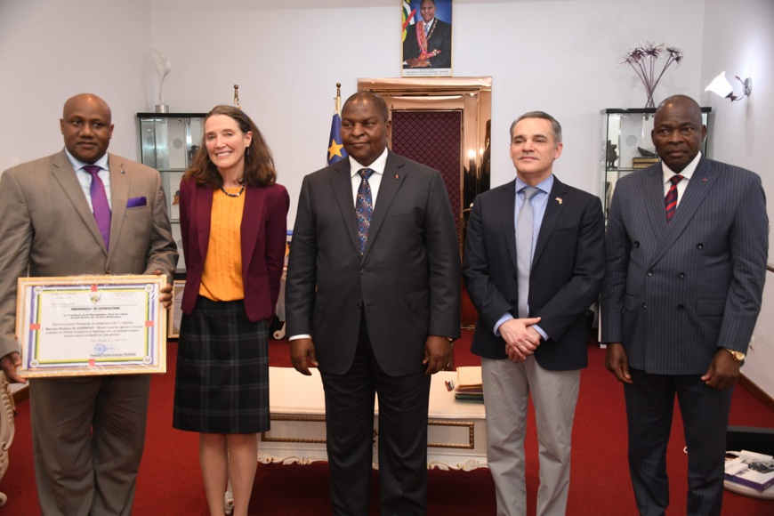 RCA : le président Touadera remet une distinction au diplomate américain Maximus Koureichy RCA : le président Touadera remet une distinction au diplomate américain Maximus Koureichy