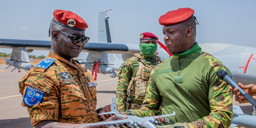 Burkina Faso : le chef de l’Etat remet des vecteurs aériens à l’armée pour reconquérir le territoire
