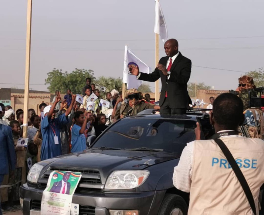 Tchad : le président du Parti Réformiste, Yacine Abdraman Sakine, en meeting à Abéché Tchad : le président du Parti Réformiste, Yacine Abdraman Sakine, en meeting à Abéché