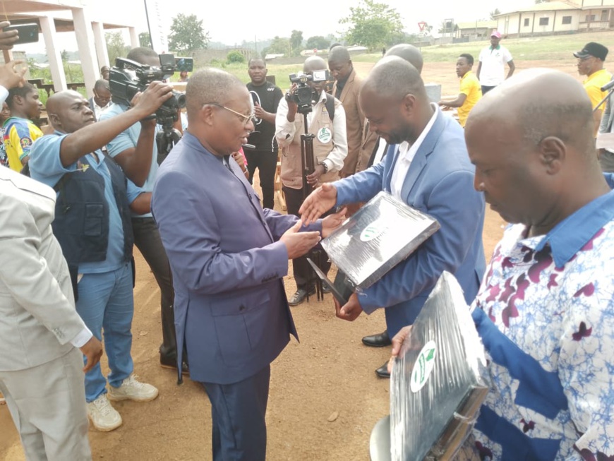 Cameroun : le RAFDEL offre des dons aux couches défavorisées d’Obala Cameroun : le RAFDEL offre des dons aux couches défavorisées d’Obala