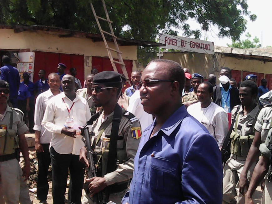 Les officiels sur les lieux des attentats, au grand marché de N'Djamena. Alwihda Info/D.W.W. Les officiels sur les lieux des attentats, au grand marché de N'Djamena. Alwihda Info/D.W.W.