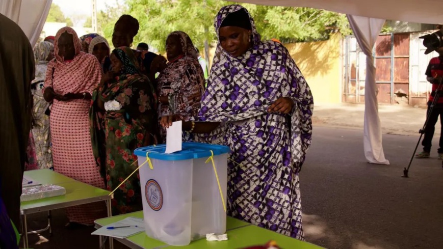 Une femme âgée votant le 06 mai 2024 au Tchad. Photo : BBC. Une femme âgée votant le 06 mai 2024 au Tchad. Photo : BBC.