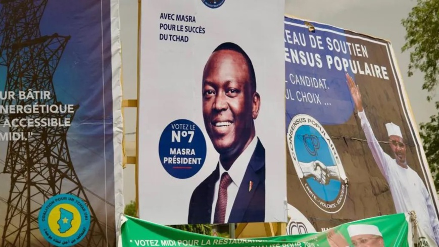 Des affiches de candidats, dont celle de Succès Masra et Mahamat Idriss Deby sont visibles dans la capitale. Photo : BBC. Des affiches de candidats, dont celle de Succès Masra et Mahamat Idriss Deby sont visibles dans la capitale. Photo : BBC.