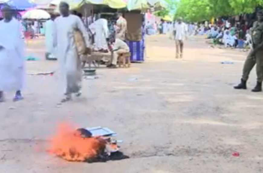 La police brûle des voiles à l'entrée d'un marché de la capitale. Crédit photo : Aljazeera