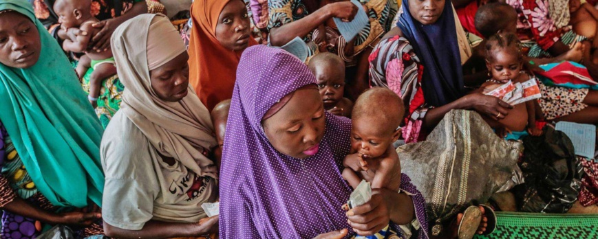 Enfants malnutris avec leurs mères dans un camp au nord-ouest du Nigeria. Photo : George Osodi/MSF Enfants malnutris avec leurs mères dans un camp au nord-ouest du Nigeria. Photo : George Osodi/MSF