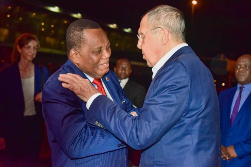 Serguei Lavrov accueilli à l'aéroport d'Ollombo par Jean Claude Gakosso Serguei Lavrov accueilli à l'aéroport d'Ollombo par Jean Claude Gakosso