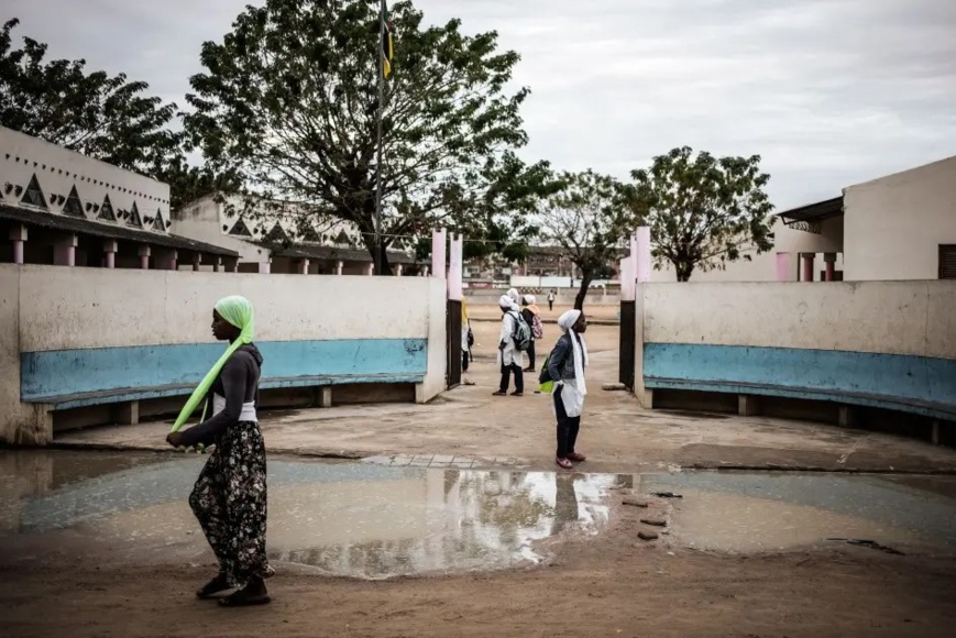 Des filles sortent de l’entrée principale d’une école publique à Nacala, au Mozambique, le 4 juillet 2018. Photo : Gianluigi Guercia/APF/Getty Images Des filles sortent de l’entrée principale d’une école publique à Nacala, au Mozambique, le 4 juillet 2018. Photo : Gianluigi Guercia/APF/Getty Images