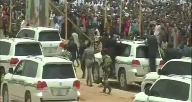 Le chef de l'Etat quitte la place de l'Indépendance d'Abéché.