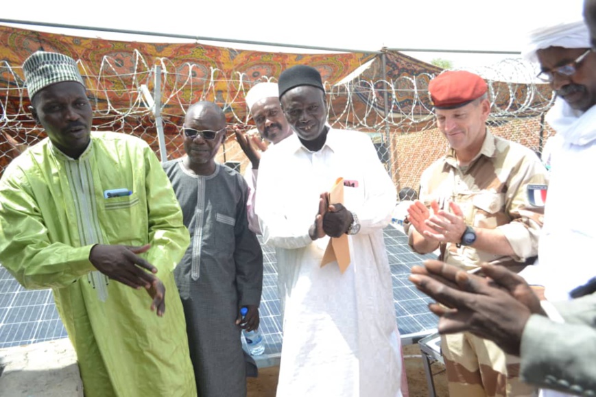 Tchad : un puits communautaire construit par la Force française à Abéché Tchad : un puits communautaire construit par la Force française à Abéché