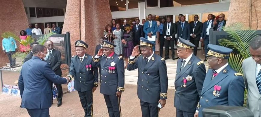 Cameroun : Décorations honorifiques pour les gouverneurs des régions septentrionales et des régions anglophones Cameroun : Décorations honorifiques pour les gouverneurs des régions septentrionales et des régions anglophones