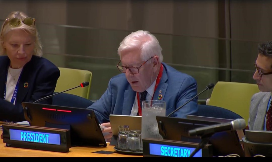 Le président de séance donnant des directives sur les interventions des délégués. Le président de séance donnant des directives sur les interventions des délégués.