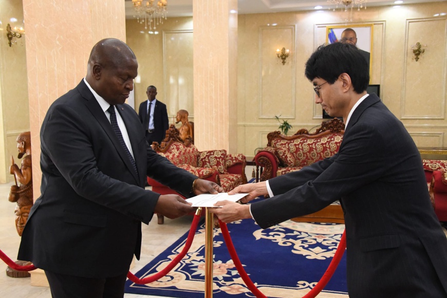 RCA : l’ambassadeur de Corée du Sud présente ses lettres de créances au président Toaudera RCA : l’ambassadeur de Corée du Sud présente ses lettres de créances au président Toaudera