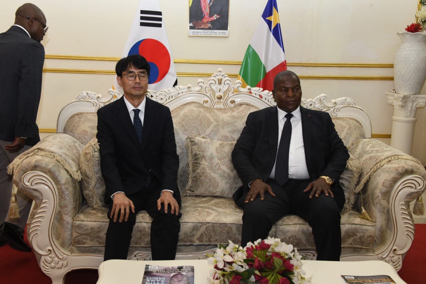 RCA : l’ambassadeur de Corée du Sud présente ses lettres de créances au président Toaudera RCA : l’ambassadeur de Corée du Sud présente ses lettres de créances au président Toaudera