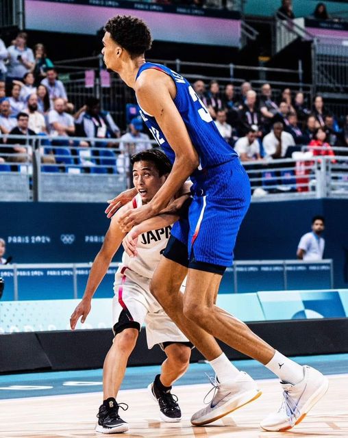 Jeux Olympiques – Insolite : La différence de taille énorme entre 🇯🇵 Yuki Togashi (1,72m) et Victor Wembanyama (2,24m)