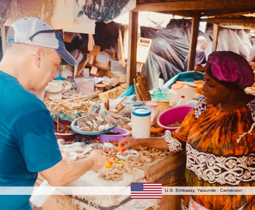 Cameroun : l'ambassadeur américain à la découverte et à l'appréciation de la culture et des produits locaux camerounais Cameroun : l'ambassadeur américain à la découverte et à l'appréciation de la culture et des produits locaux camerounais