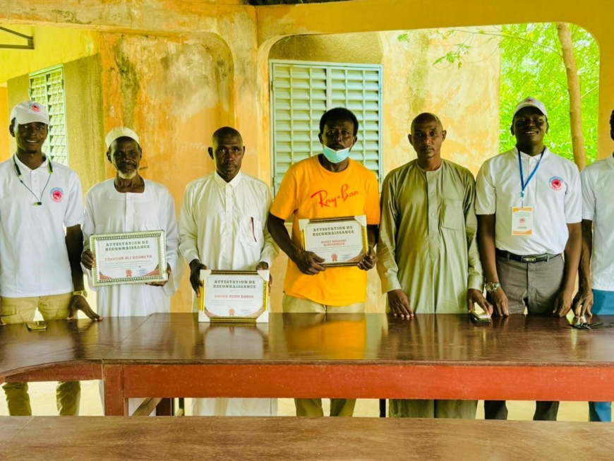 Tchad : Une cérémonie de reconnaissance et de remerciement l'administration du Lycée bilingue Hissein Mahamat Itno d'Abéché Tchad : Une cérémonie de reconnaissance et de remerciement l'administration du Lycée bilingue Hissein Mahamat Itno d'Abéché