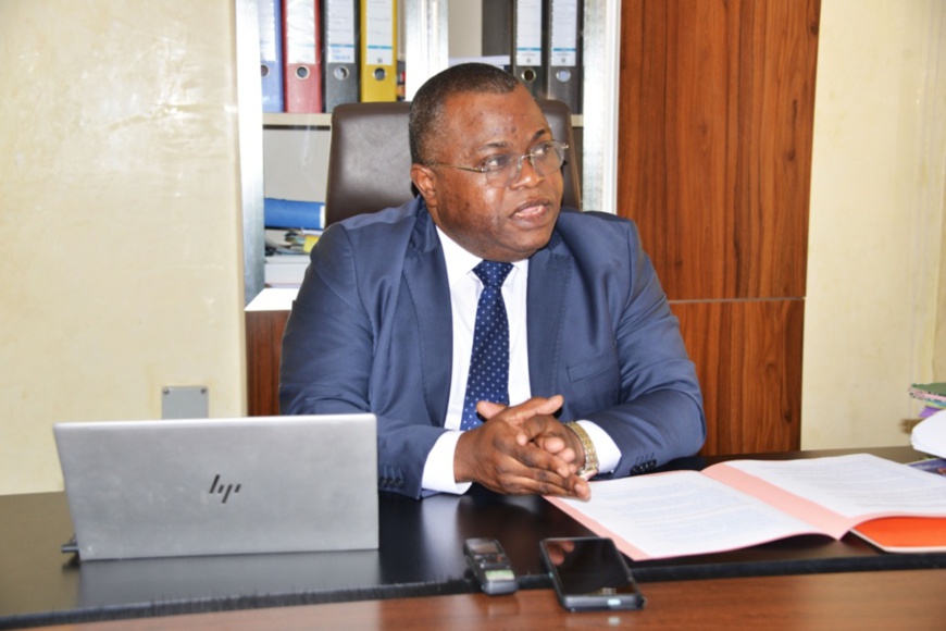 Le DG du FONEA, Patrick Robert Ntsibat face à la presse Le DG du FONEA, Patrick Robert Ntsibat face à la presse