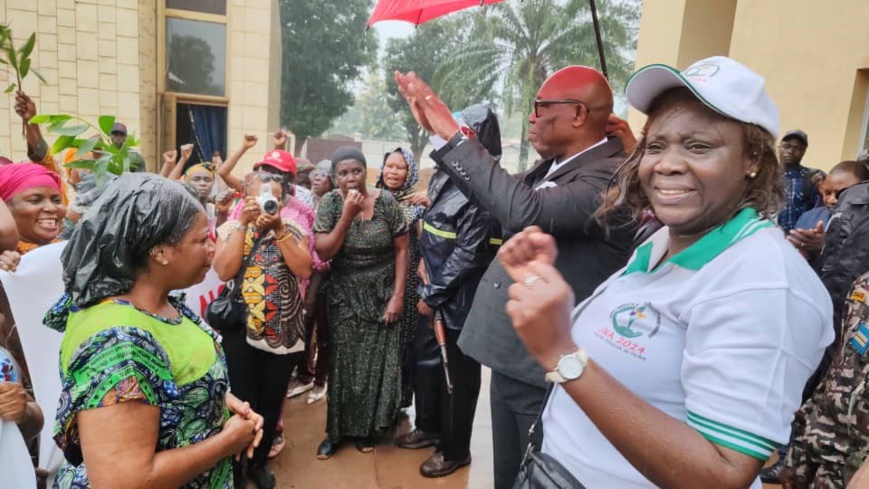 RCA : Des femmes centrafricaines apportent leur soutien au Premier ministre alors que des membres influents du pouvoir exigent sa démission RCA : Des femmes centrafricaines apportent leur soutien au Premier ministre alors que des membres influents du pouvoir exigent sa démission
